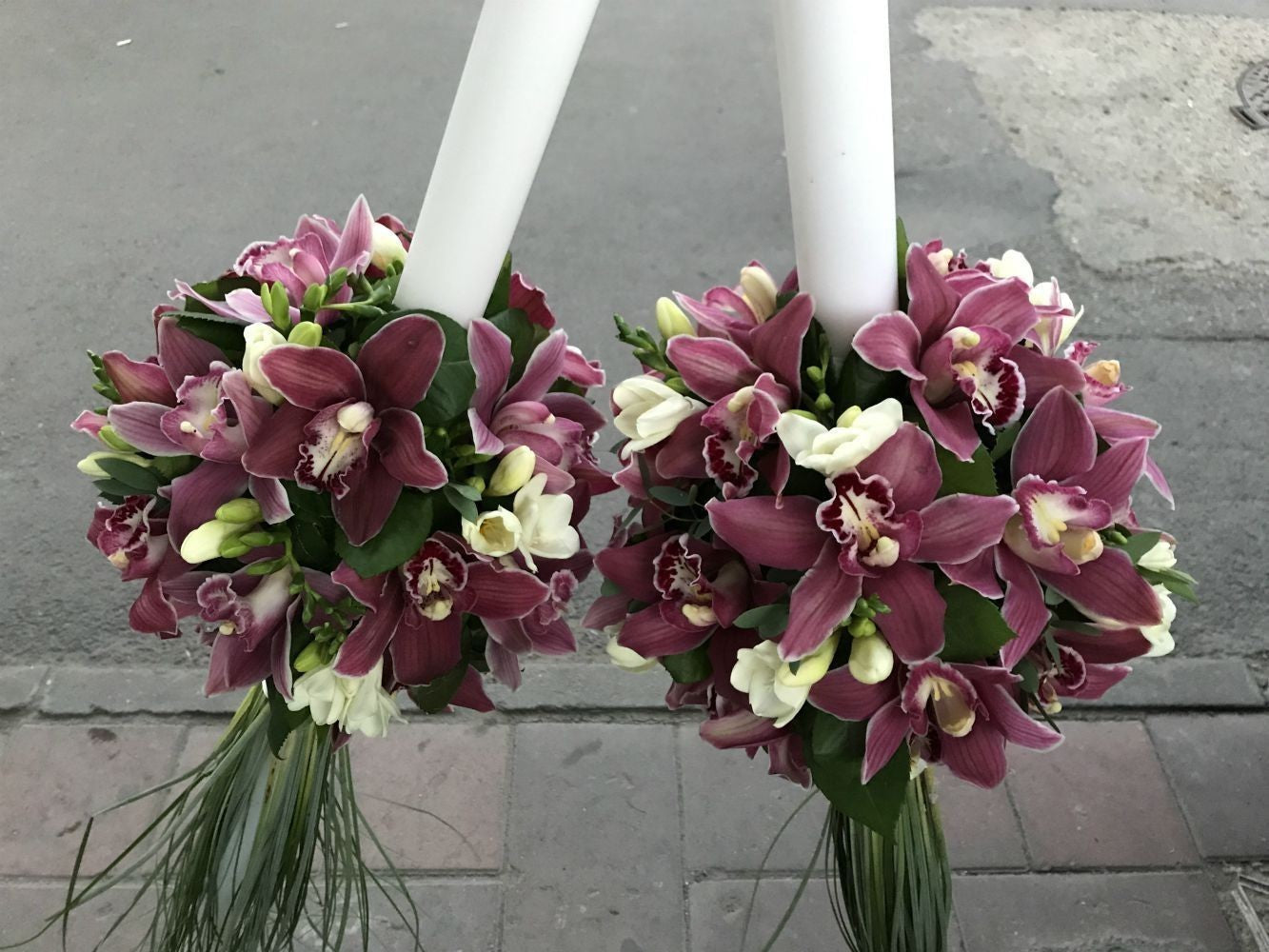 Lumanari nunta orhidee grena si frezii albe