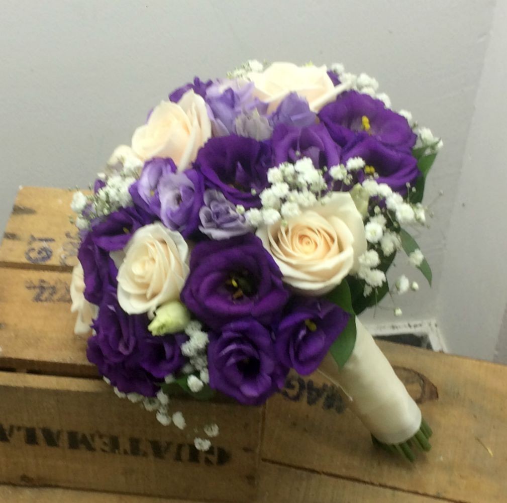 Buchet cununie lisianthus mov si trandafiri crem