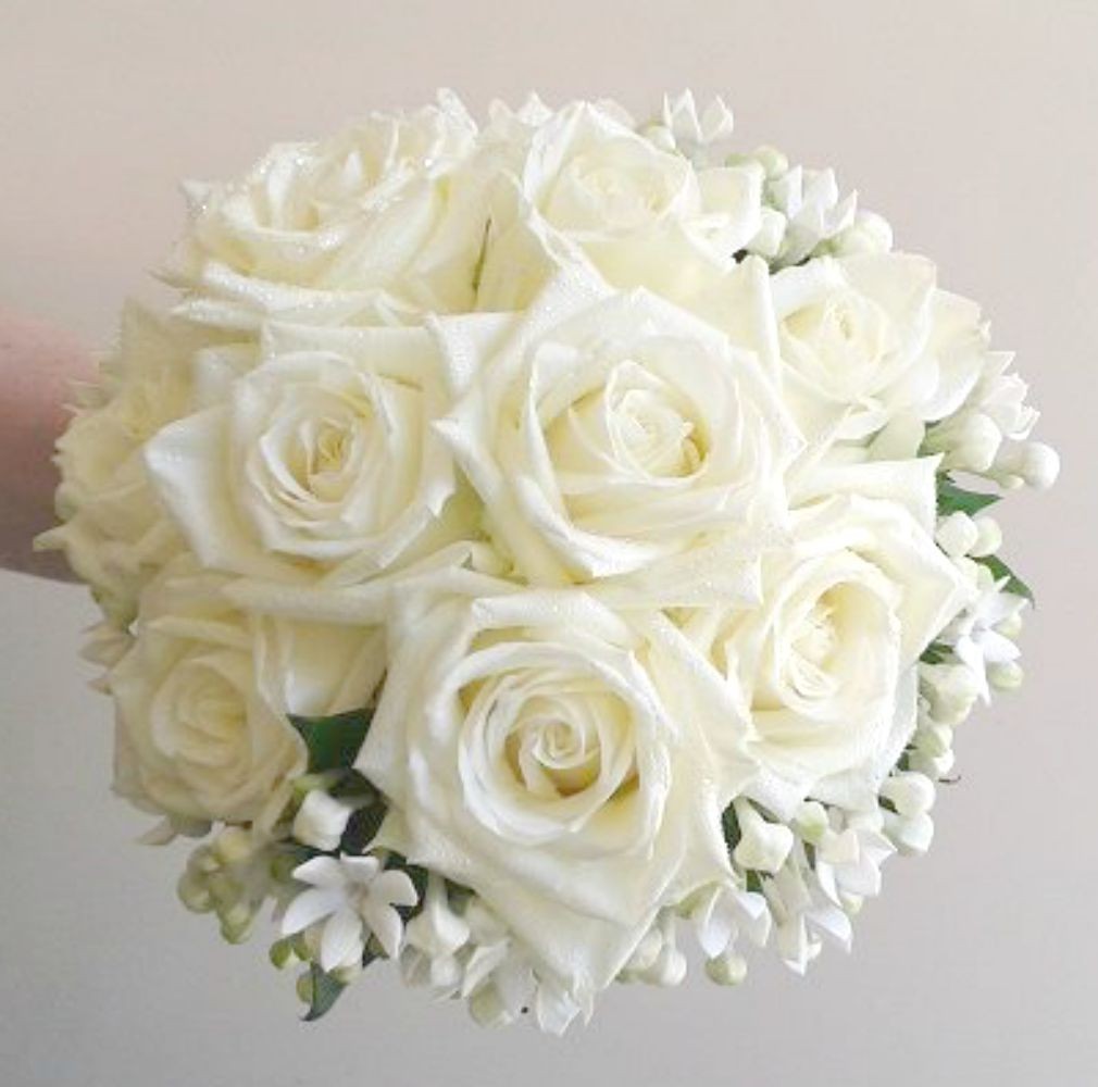 Buchet mireasa bouvardia si trandafiri albi