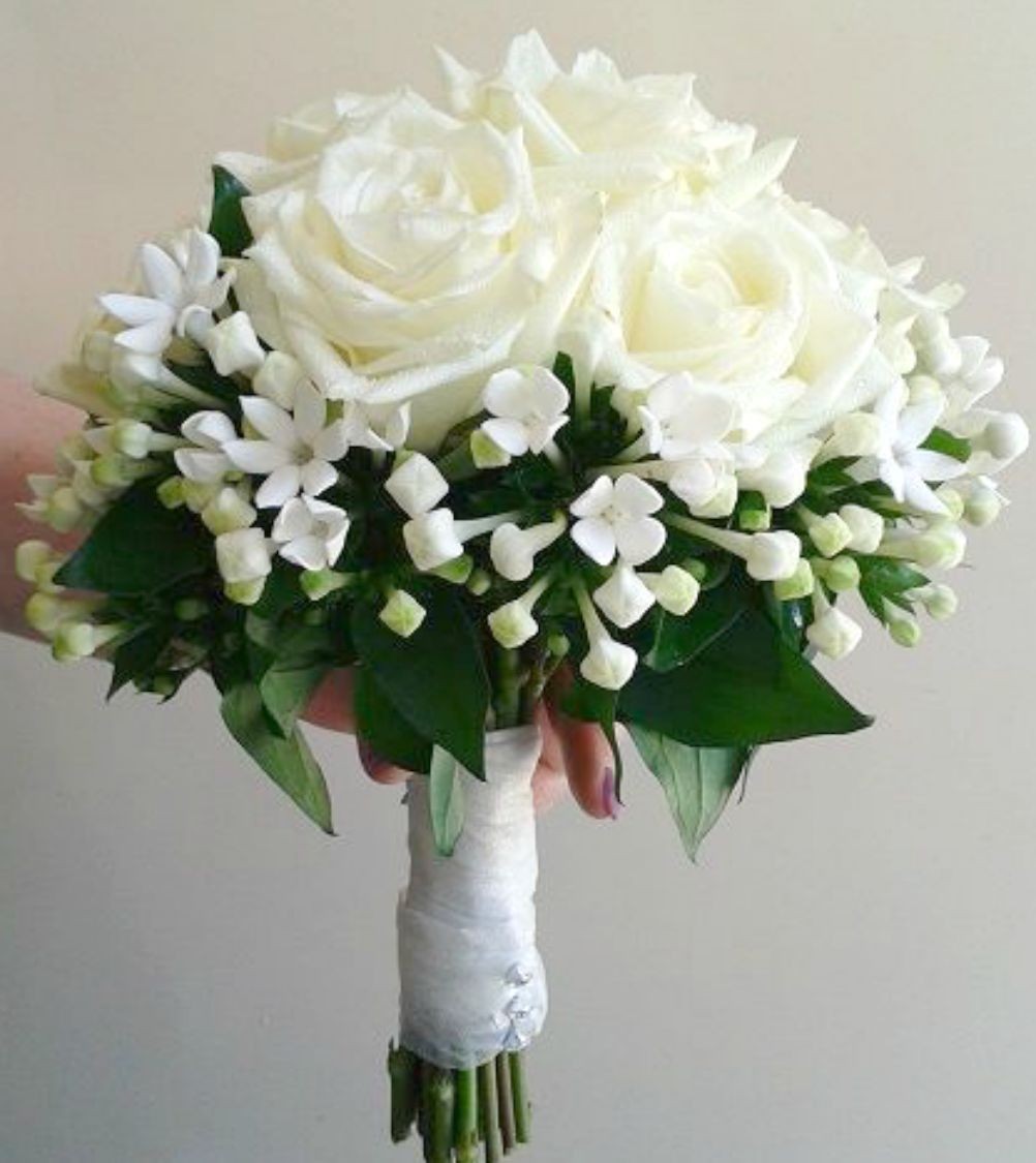 Buchet mireasa bouvardia si trandafiri albi