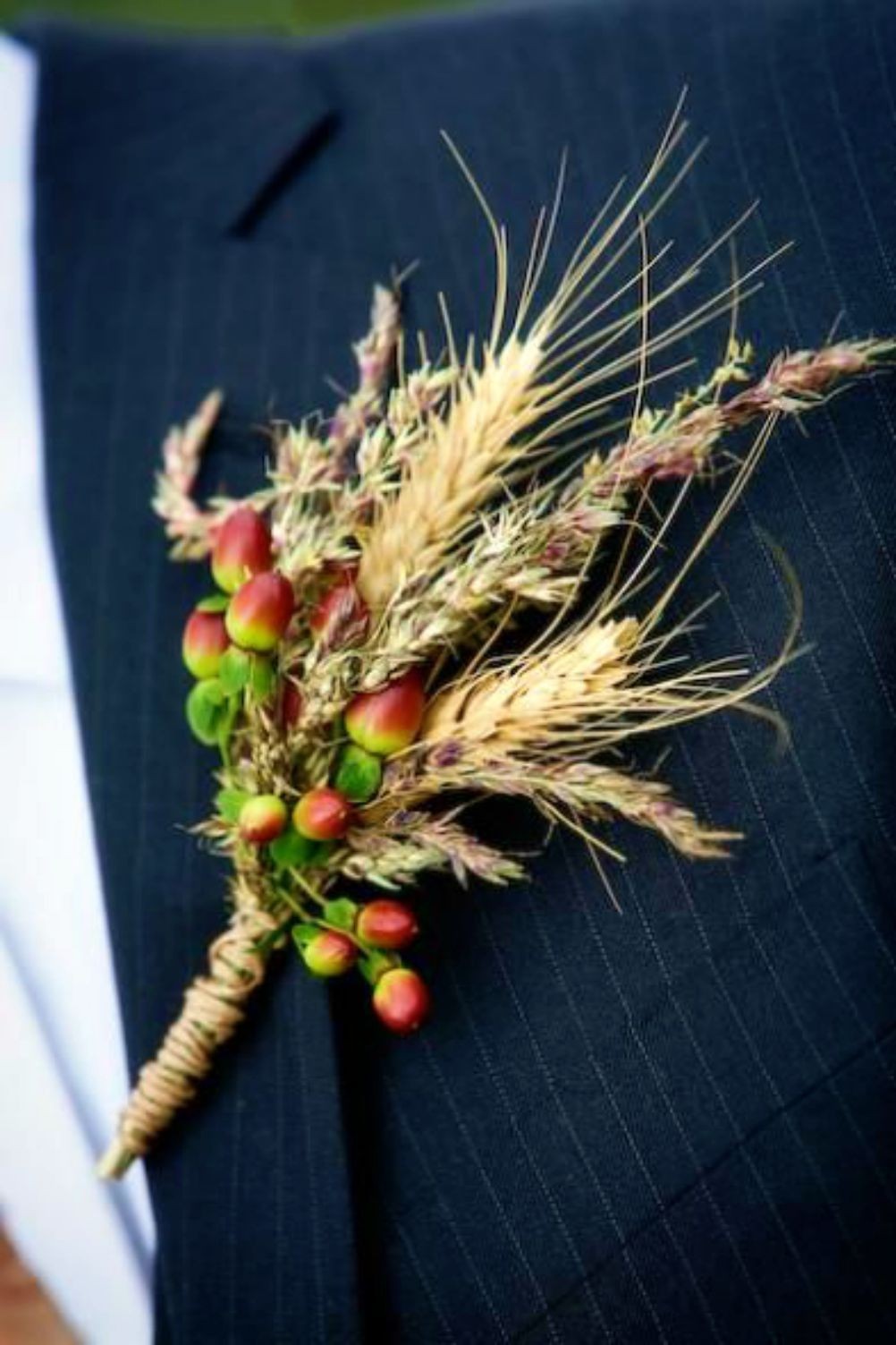 Cocarde rustice din spice de grau si hypericum