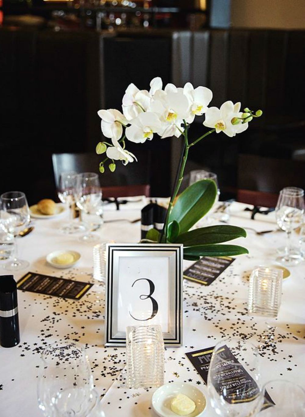 Aranjament masa orhidee phalaenopsis