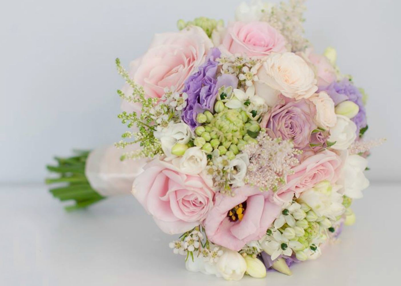 Buchet mireasa pastel trandafiri si ornithogalum