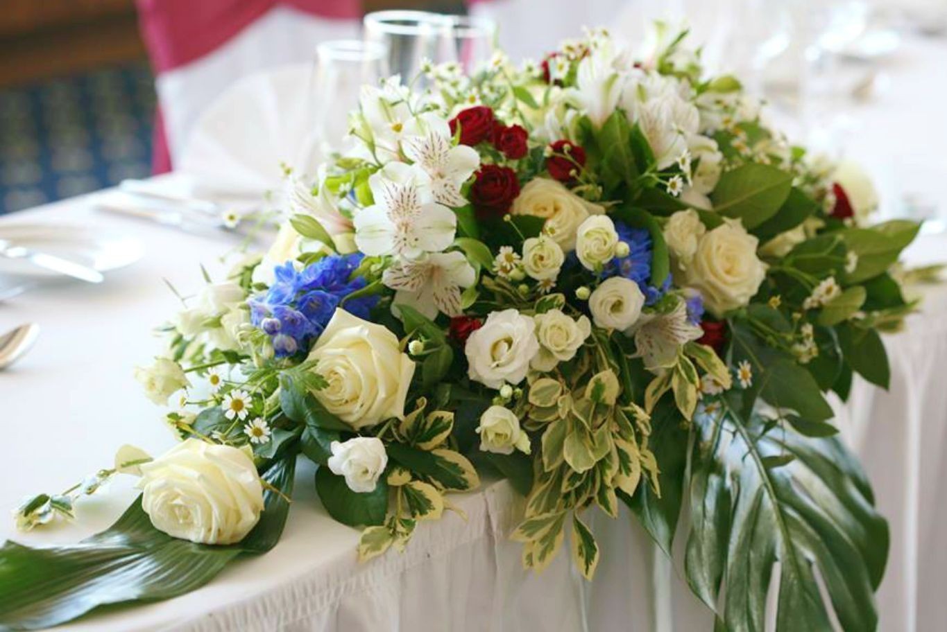 Aranjament floral masa mirilor - trandafiri si delphinium