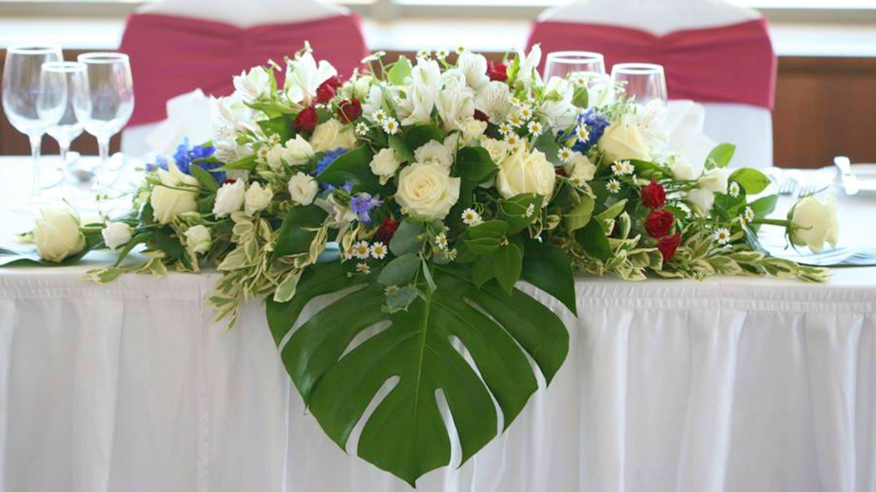 Aranjament floral masa mirilor - trandafiri si delphinium