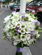 Lumanare botez lisianthus alb si frezii mov