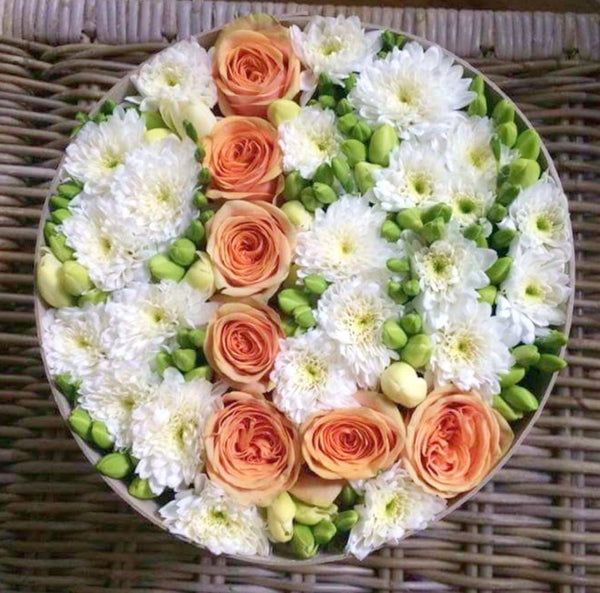 Aranjament floral in cutie rotunda