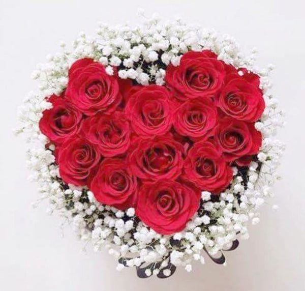 Trandafiri rosii in cutie, cu pret online imbatabil, livrare Bucuresti