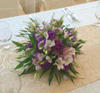 Aranjament de masa din lisianthus mov si wax flower