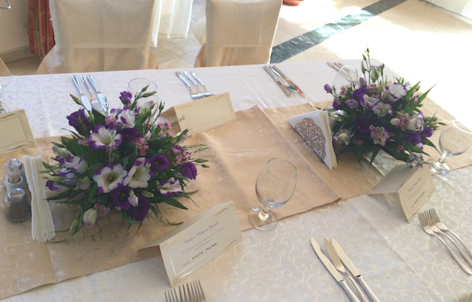 Aranjament de masa din lisianthus mov si wax flower