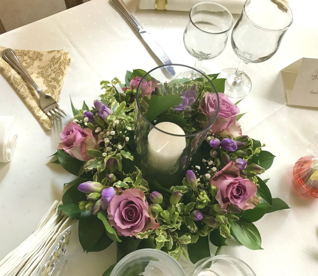 Aranjament masa nunta invitati cu trandafiri si frezii mov