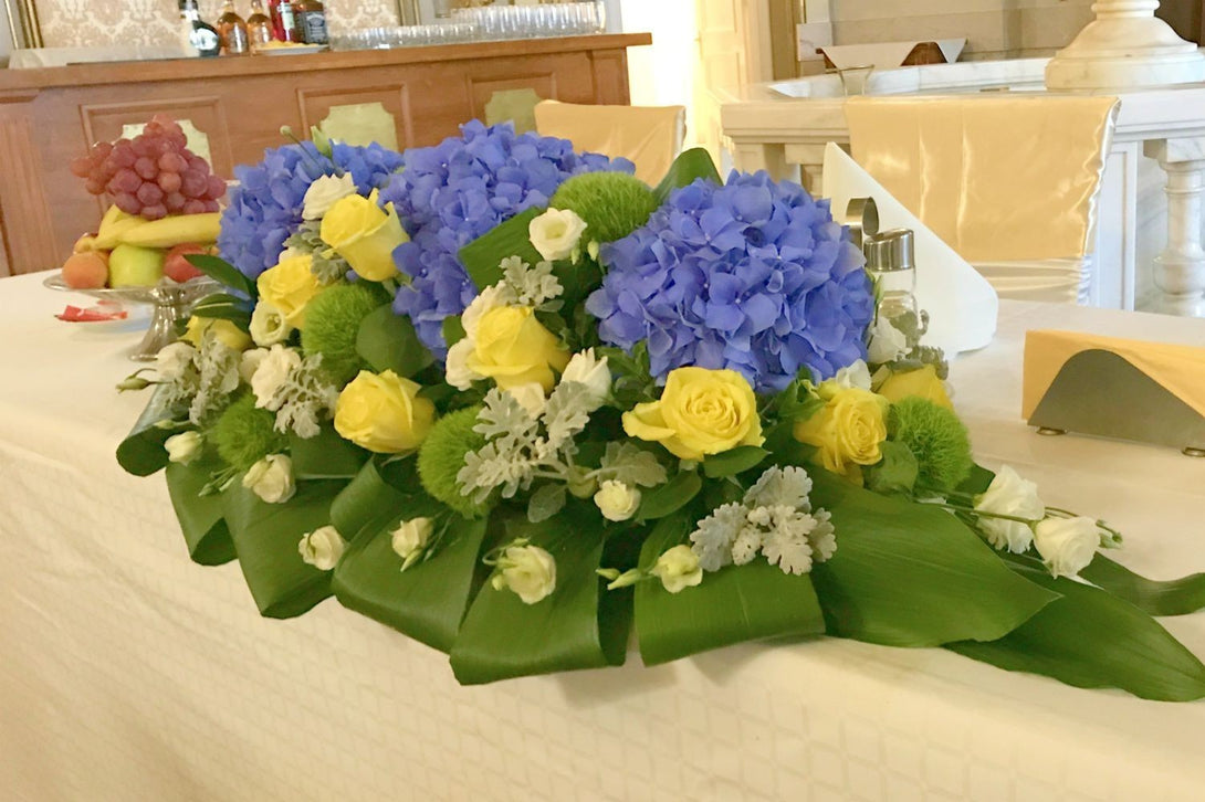 Aranjament masa mirilor cu hortensii albastre -cel mai bun pret online!