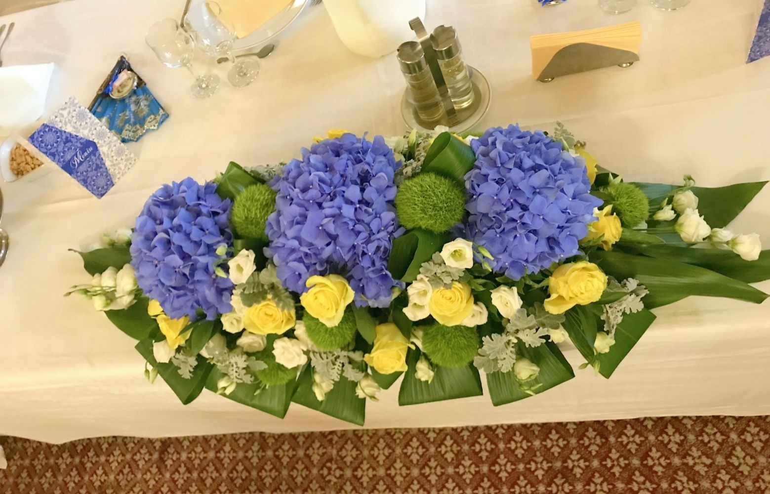 Aranjament masa mirilor cu hortensii albastre -cel mai bun pret online!