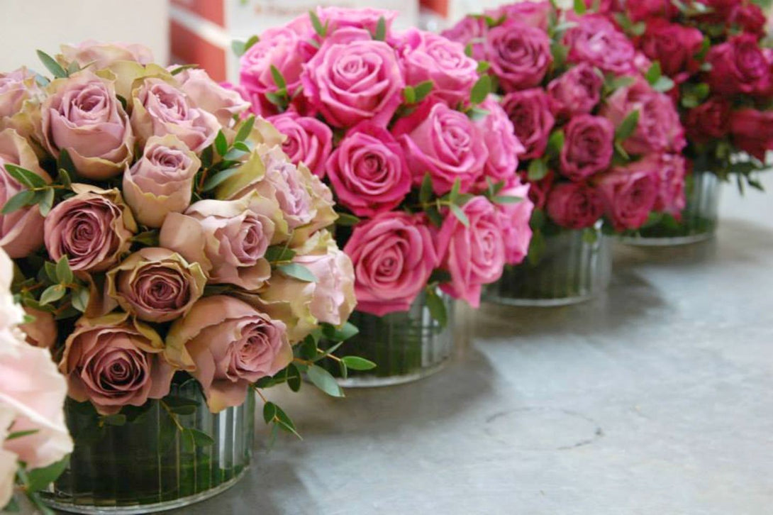 Aranjament masa invitati spectaculos cu trandafiri