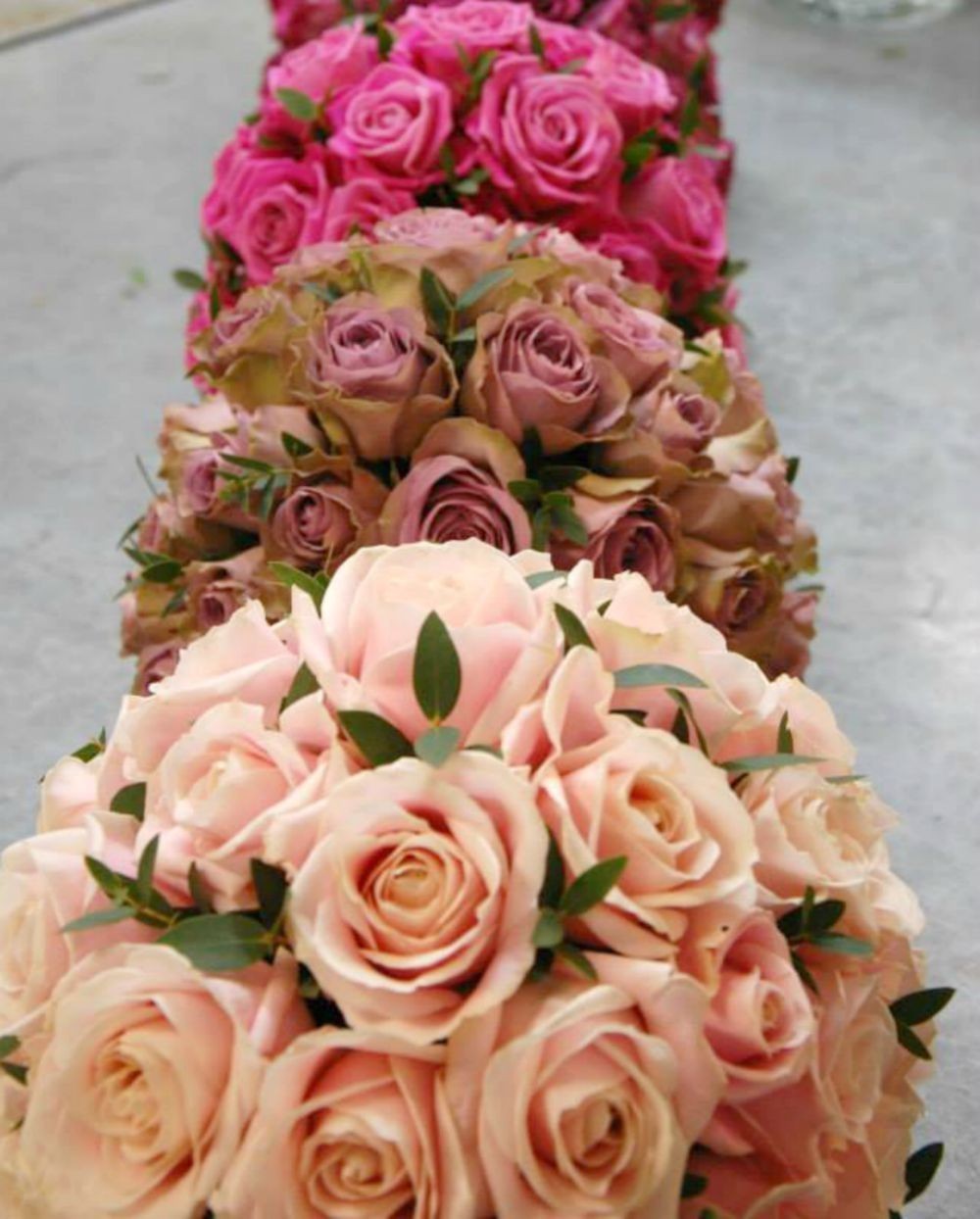 Aranjament masa invitati spectaculos cu trandafiri