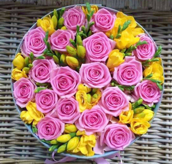 Trandafiri roz in cutie rotunda - livrare Bucuresti, pret imbatabil!