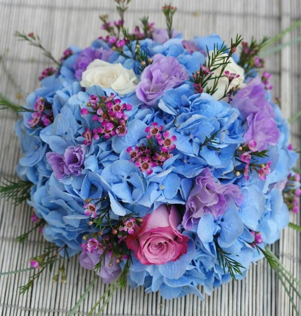 Aranjament masa hortensie albastra si lisianthus