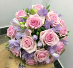 Buchet mireasa trandafiri roz si frezii lila