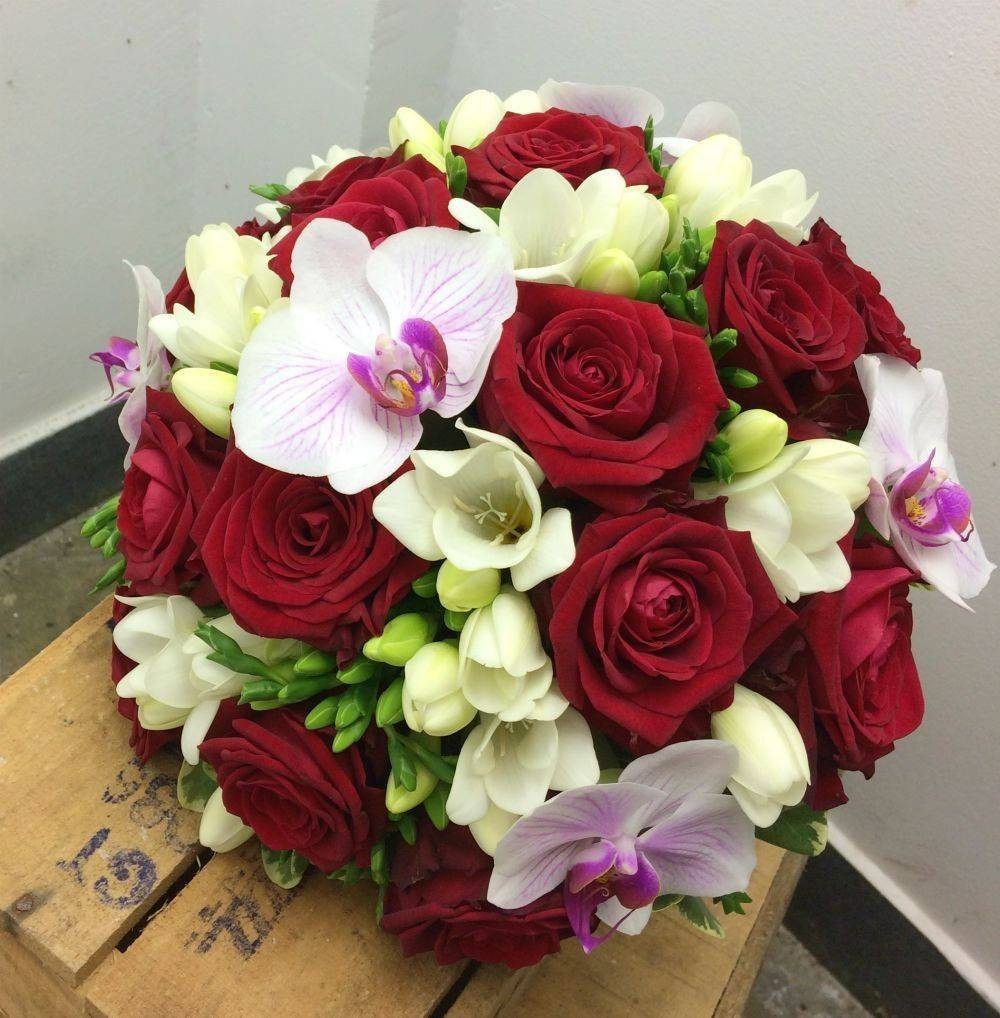 Buchet mireasa trandafiri rosii si phalaenopsis