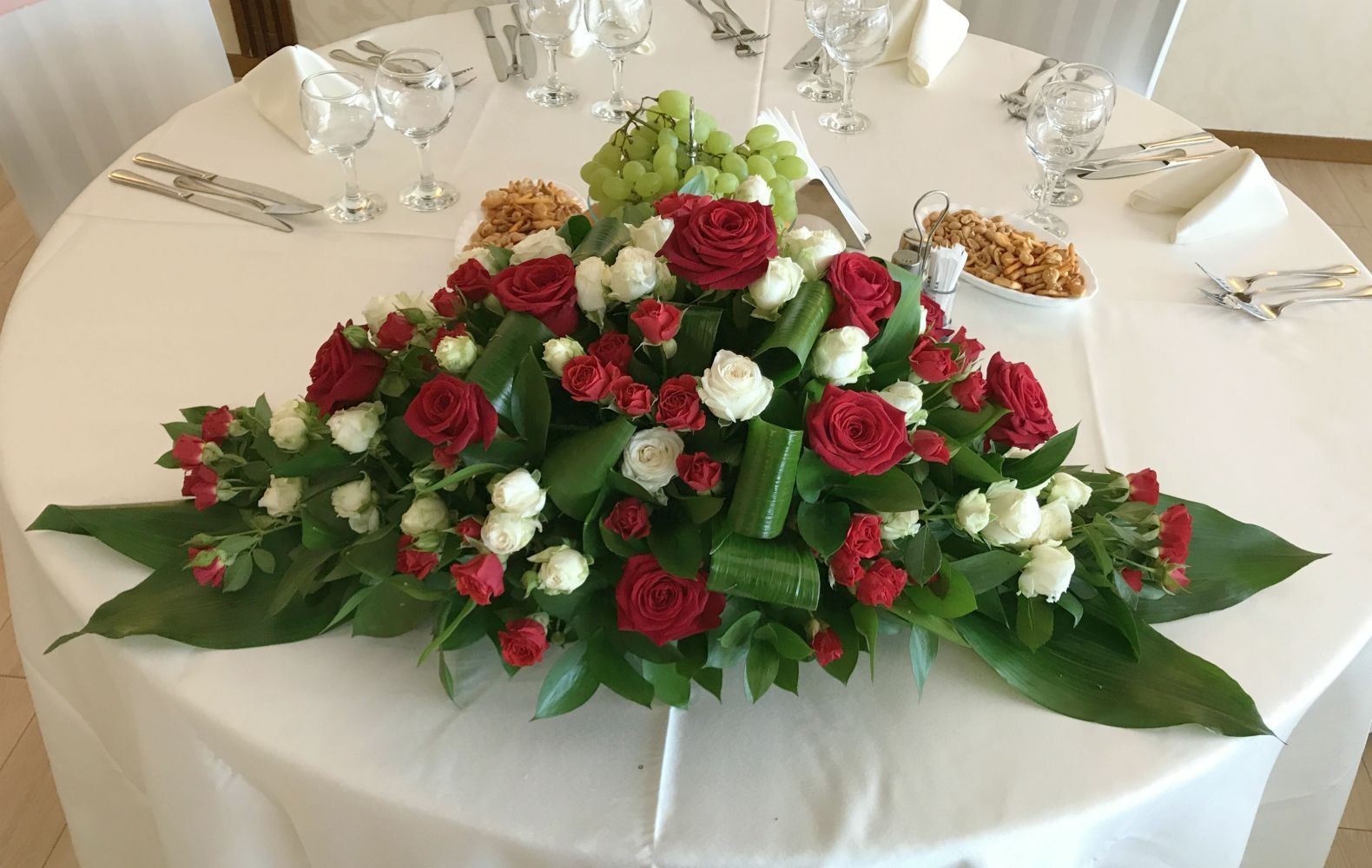 Aranjament prezidiu cu trandafiri si minirose