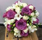 Buchet cununie trandafiri mov si minirose albe
