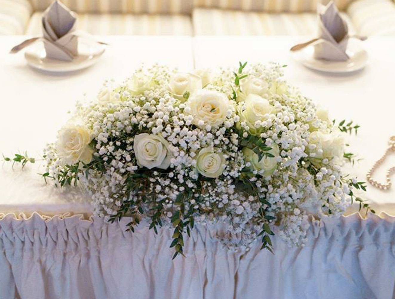 Aranjament masa prezidiu pentru miri - trandafiri si floarea miresei