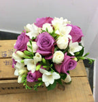 Buchet cununie trandafiri mov si minirose albe