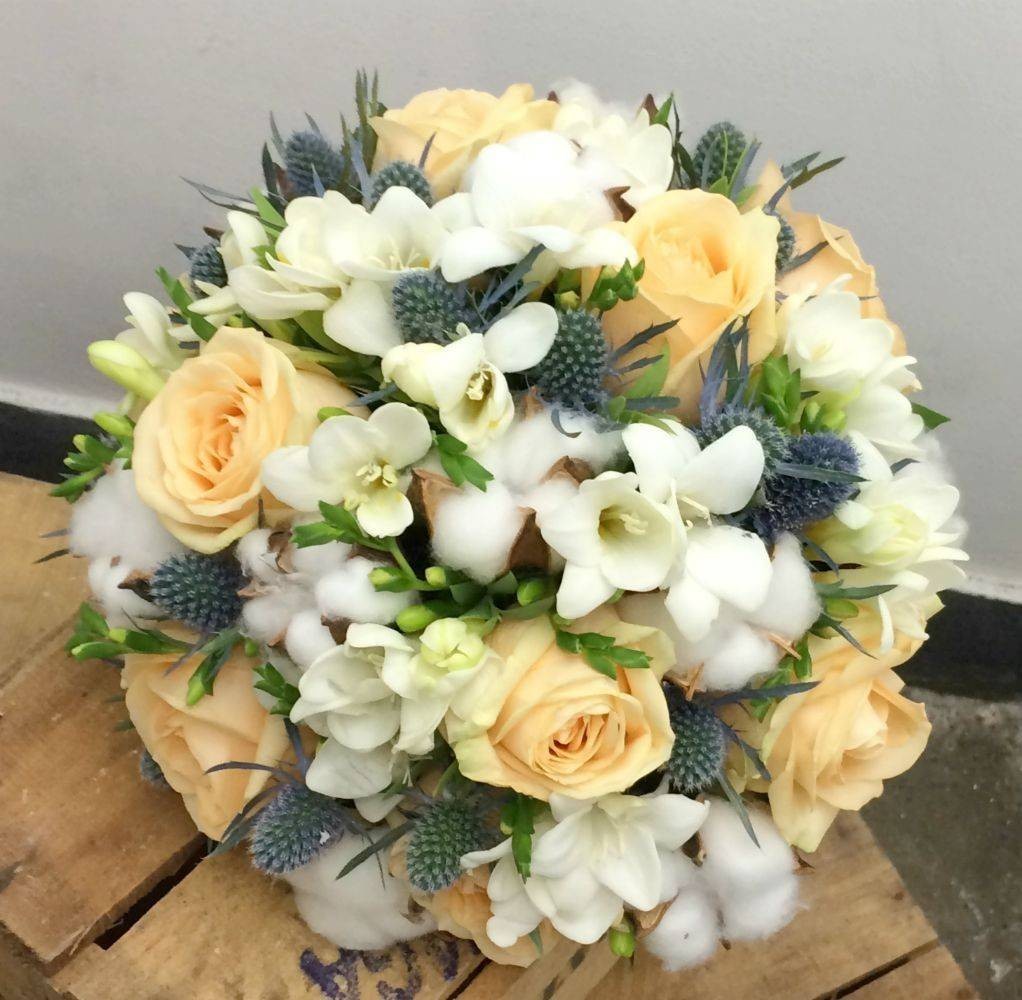 Buchet mireasa trandafiri peach si bumbac - pret imbatabil, livrare Bucuresti!