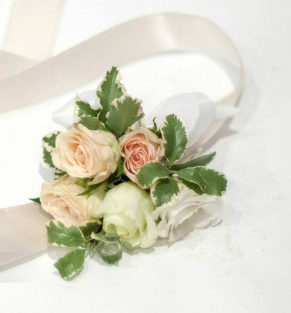 Corsaje naturale din minirose crem si lisianthus