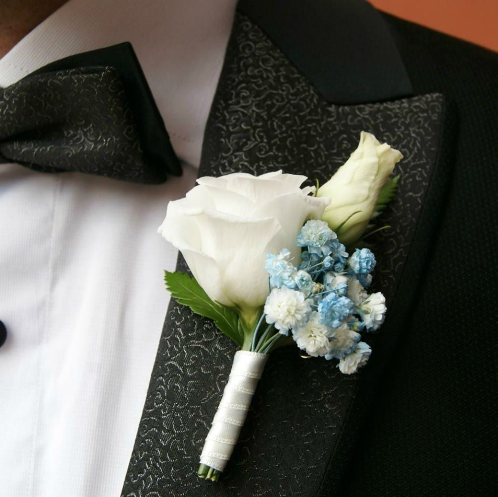 Cocarda naturala cu lisianthus si floarea miresei