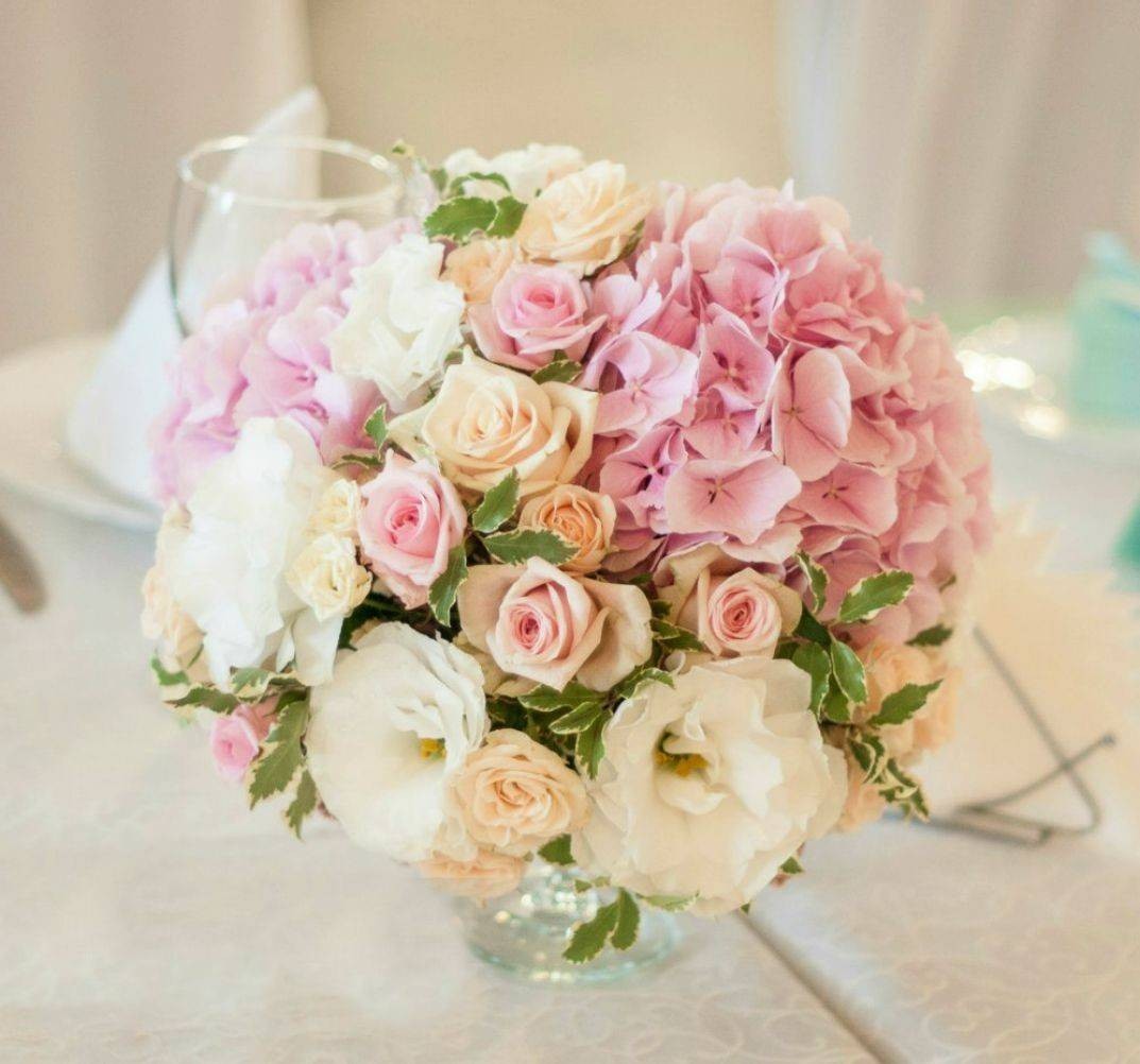 Aranjament masa nunta hortensii si minirose - livrare Bucuresti!