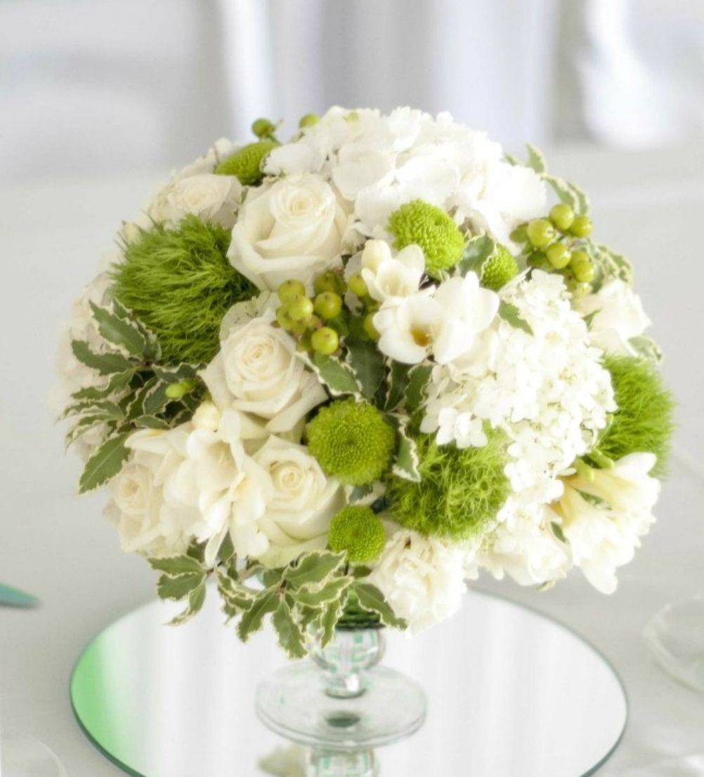 Aranjament masa nunta hortensii albe si frezii - livrare Bucuresti!