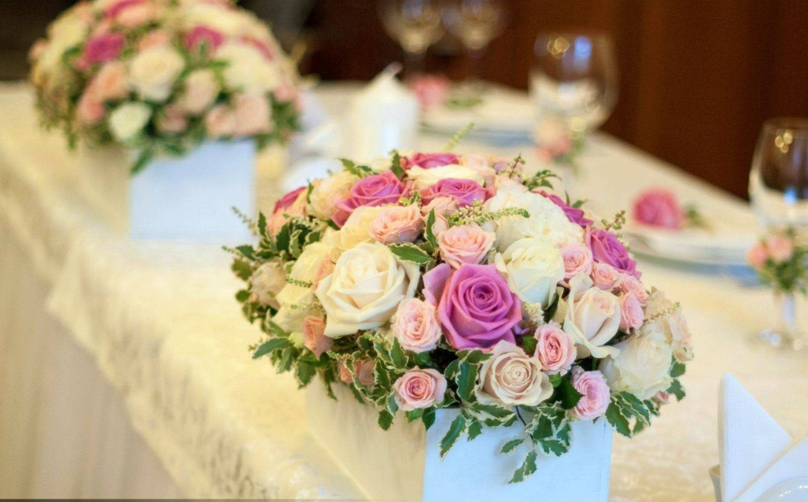 Aranjamente prezidiu pastel trandafiri si minirose