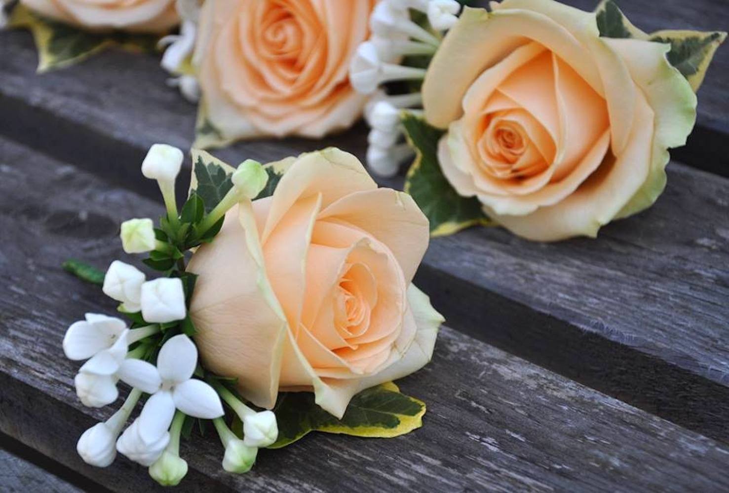 Cocarde naturale cu trandafiri si bouvardia