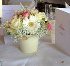 Aranjament de masa cu minirose si gerbera