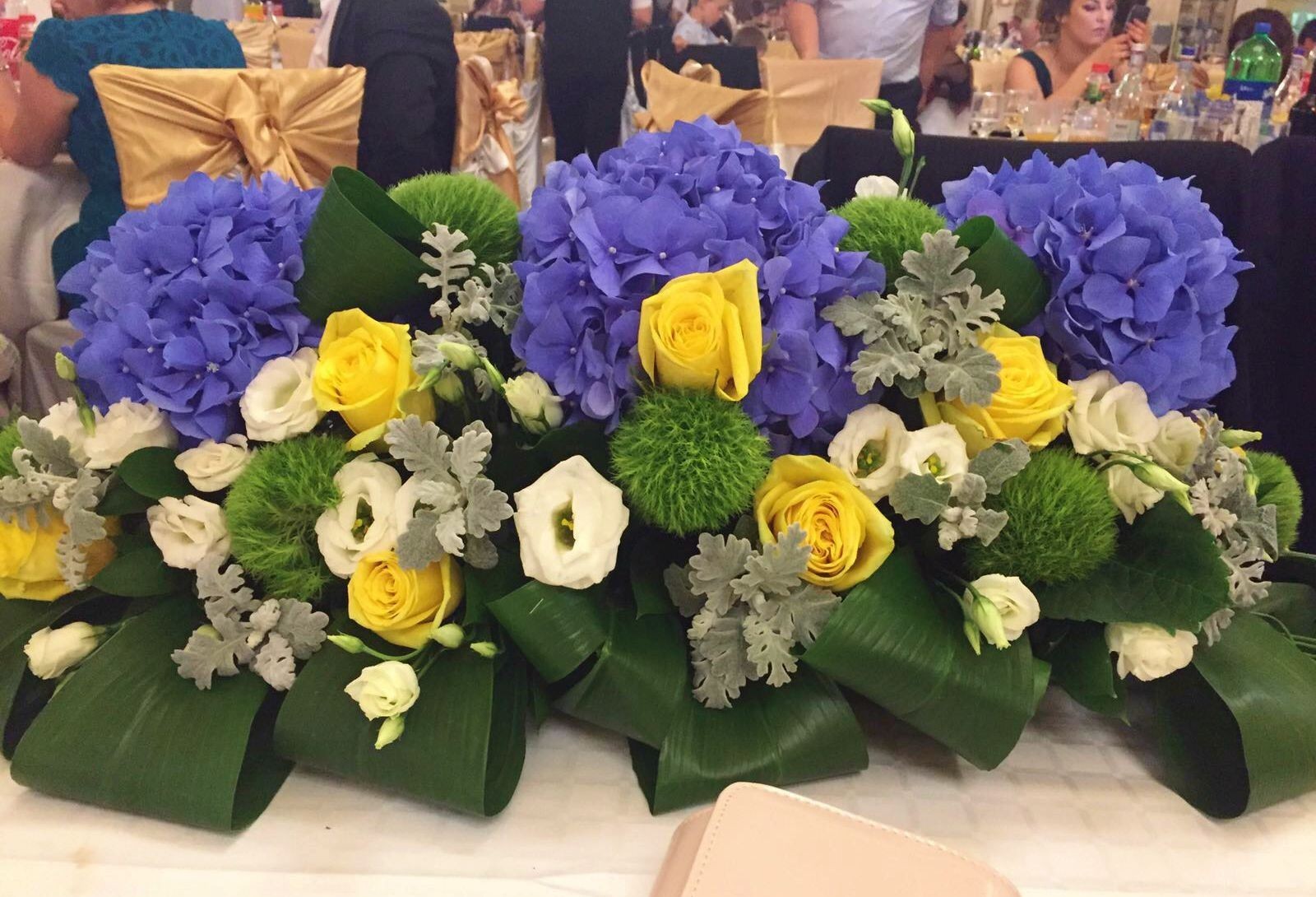 Aranjament masa mirilor cu hortensii albastre -cel mai bun pret online!