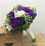 Buchet de mireasa cu lisianthus mov si frezii albe