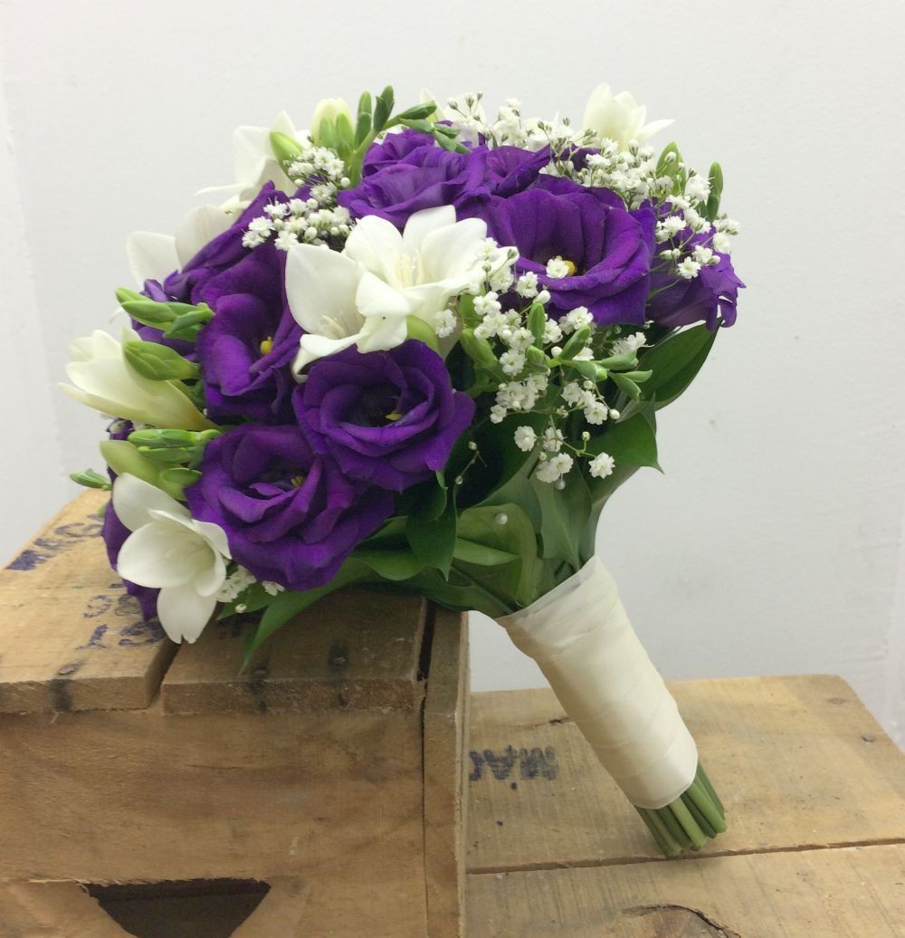 Buchet de mireasa cu lisianthus mov si frezii albe