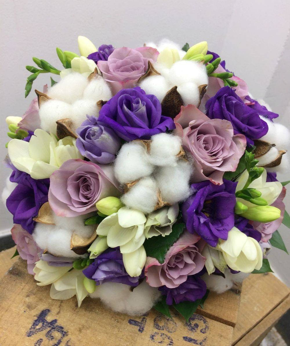 Buchet cununie trandafiri mov si bumbac