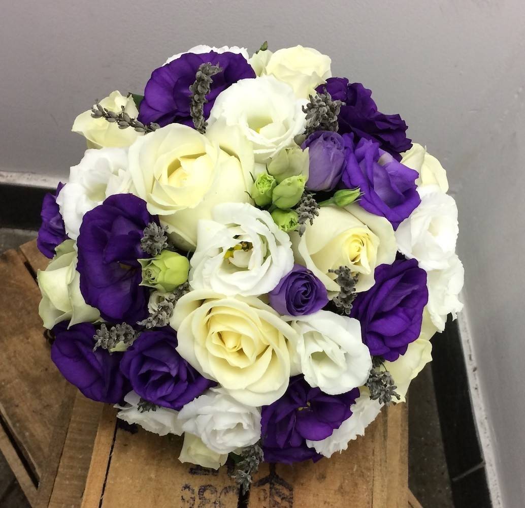 Buchet mireasa lisianthus mov si alb