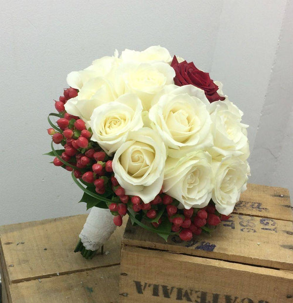 Buchet cununie trandafiri albi si hypericum rosu