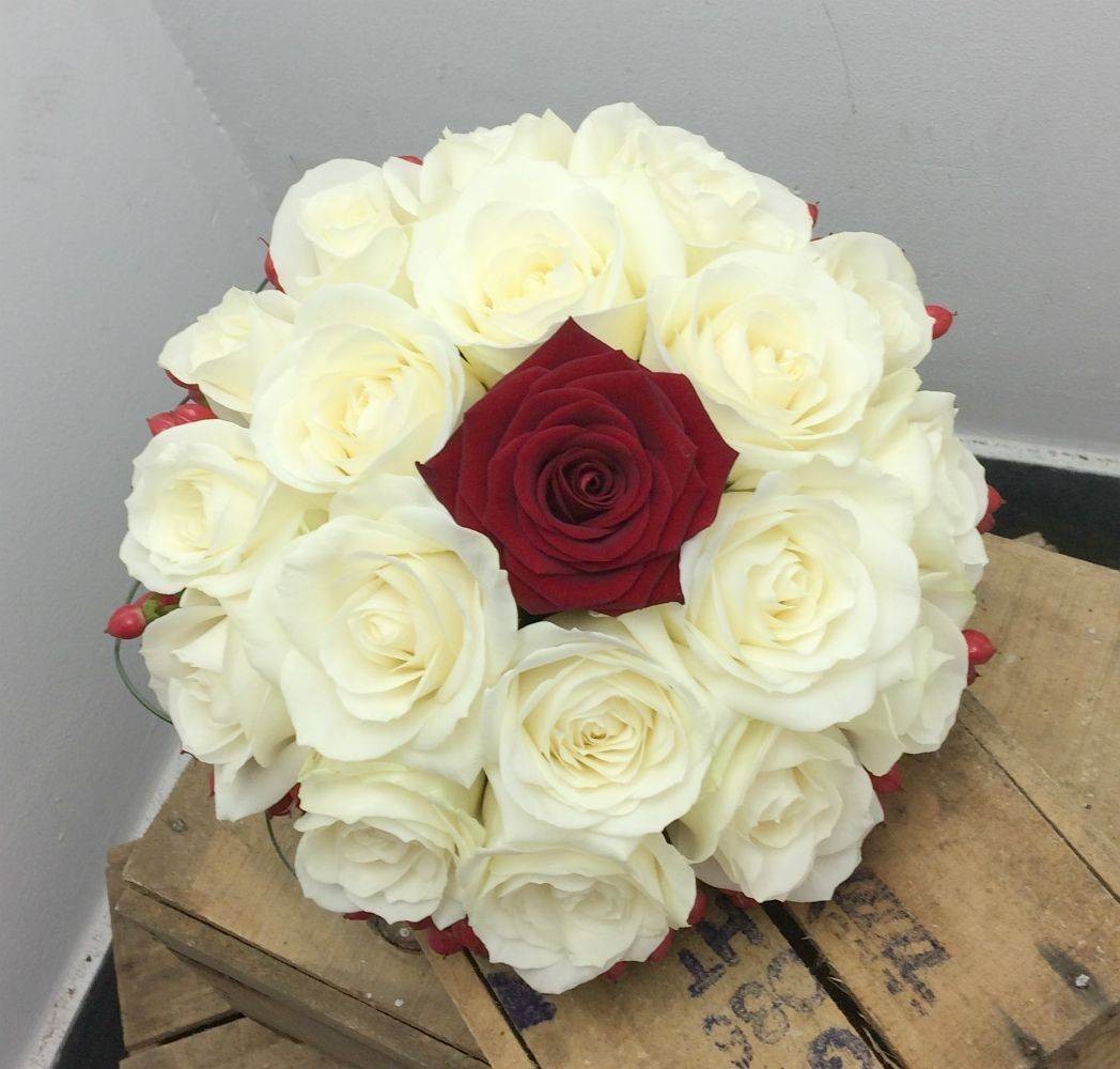 Buchet cununie trandafiri albi si hypericum rosu