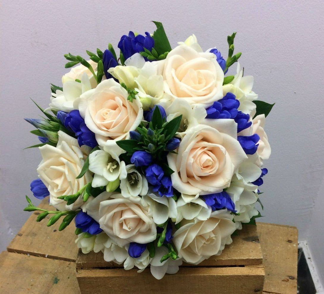 Buchet mireasa gentiana si trandafiri crem