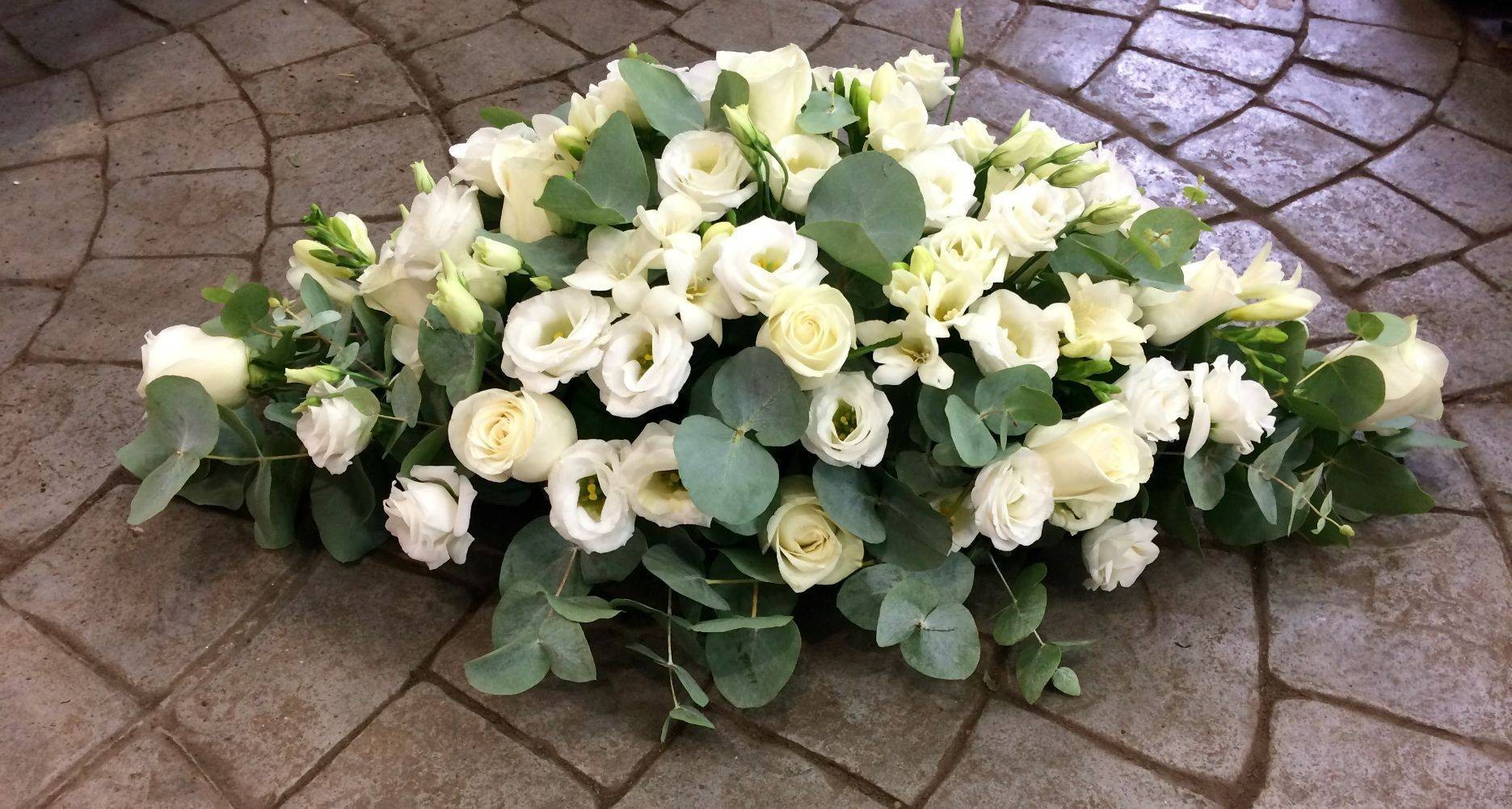 Aranjament de prezidiu din trandafiri, lisianthus si frezii