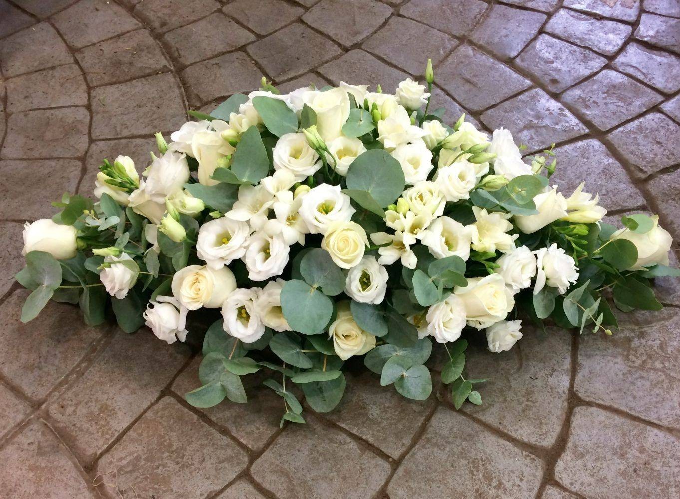 Aranjament de prezidiu din trandafiri, lisianthus si frezii