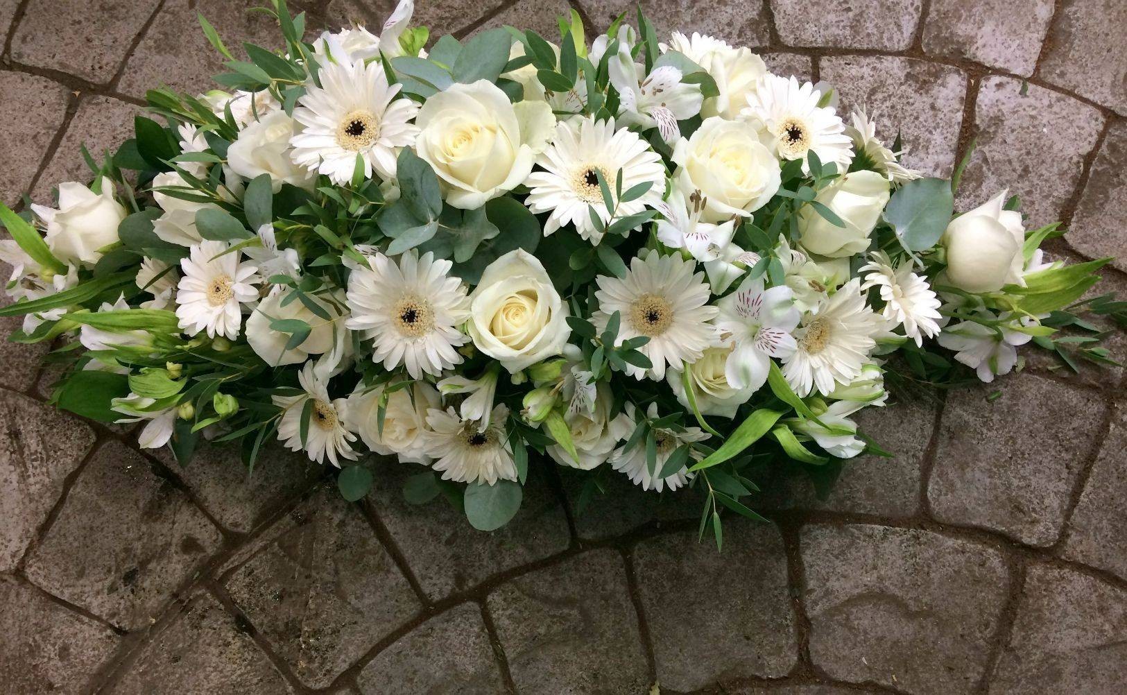 Aranjament prezidiu masa mirilor cu trandafiri, alstroemeria si gerbera