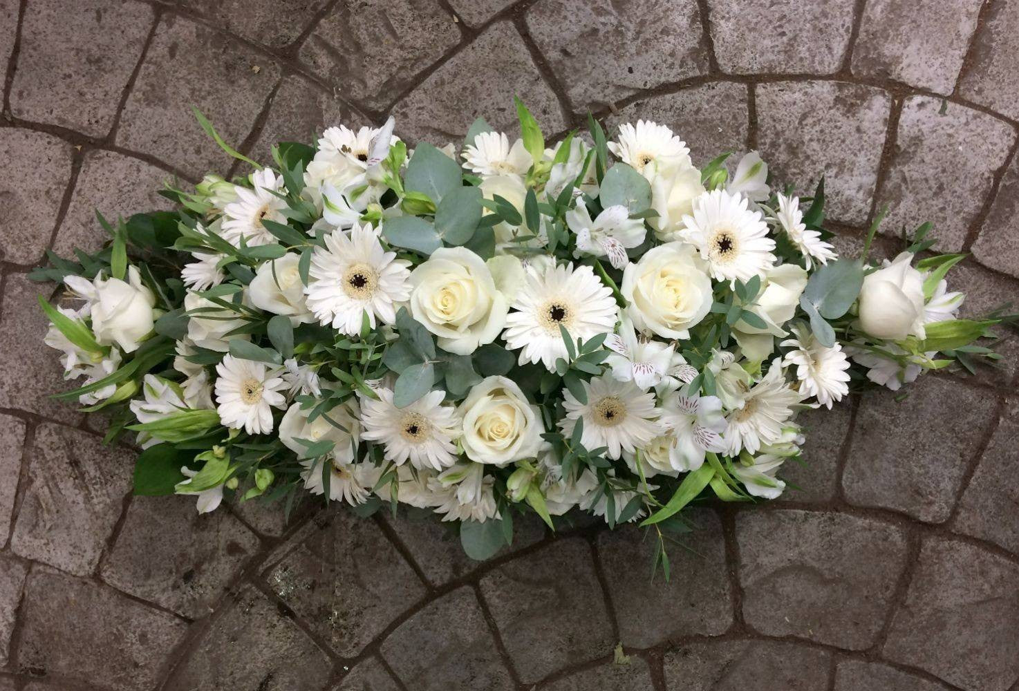 Aranjament prezidiu masa mirilor cu trandafiri, alstroemeria si gerbera