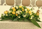 Aranjament prezidiu masa mirilor trandafiri galbeni si frezii albe
