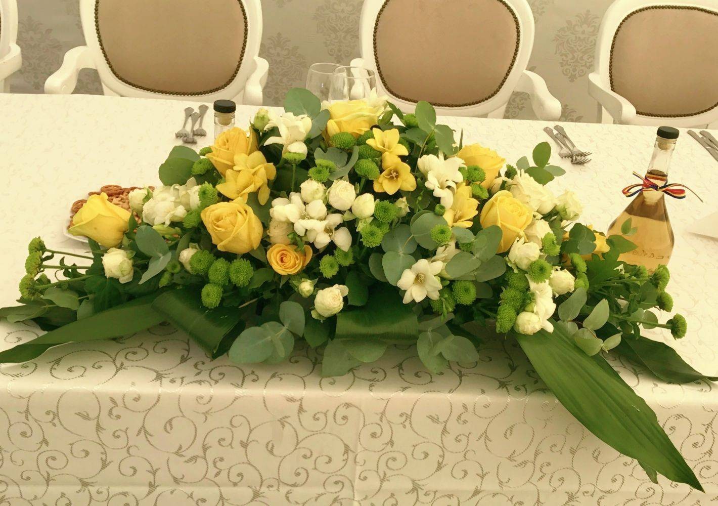 Aranjament prezidiu masa mirilor trandafiri galbeni si frezii albe