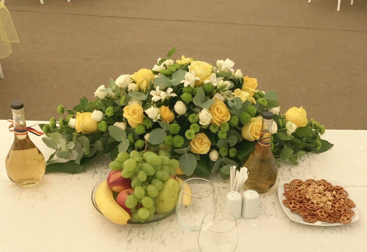 Aranjament prezidiu masa mirilor trandafiri galbeni si frezii albe